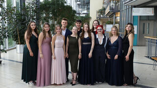 Examensfeier im Caritas-Krankenhaus Bad Mergentheim: Elf junge Pflegekräfte und zwei anästhesietechnische Assistentinnen freuen sich über den Abschluss ihrer Ausbildung. Hier im Bild die Absolventen der generalistischen Pflegeausbildung.