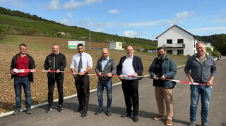Schäftersheimer Baugebiet Feldertor erfolgreich erschlossen: Jürgen Stilling (Bauamt), Ortschaftsrat Oliver Gutöhrlein, Bürgermeister Nick Schuppert, Ortsvorsteher und Bauleiter Markus Lang, Stadtrat Peter Rösch, Diplom-Ingenieur André Metzger und Bauleiter Markus Reindel vom Büro Dreikant