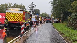 An der Bestenheider Landstraße wird gerade der Rad- und Fußweg instand gesetzt. Eine Bitumenemulsion sorgte für das Auslösen eines Fehlalarms.