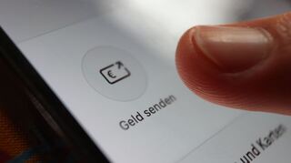 Wer Wero nutzt, braucht im Unterschied zu einer herkömmlichen Überweisung nicht die Kontonummer des Empfängers, sondern kann Geld in Echtzeit an eine Handynummer oder E-Mail-Adresse senden. (Symbolbild)