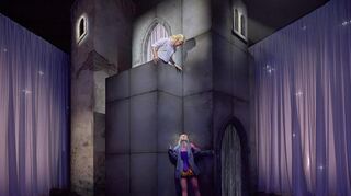 Ein sanftmütiger Träumer Romeo statt Julia auf dem berühmten Balkon in Verona bei der Aufführung im Mainfranken Theater in Würzburg.