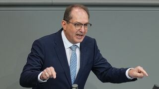 Bundesinnenminister Alexander Dobrindt (CSU) will sich verstärkt um  unerlaubte Drohnenüberflüge kümmern.