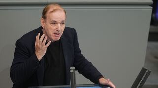 Der innenpolitische Sprecher der AfD-Fraktion, Gottfried Curio, sagte mit Blick auf den russischen Angriffskrieg: «Der Bürger will eine Regierung, die sich kümmert, aber um die Probleme im Land und nicht Milliarden in der Ukraine verbrennt.»