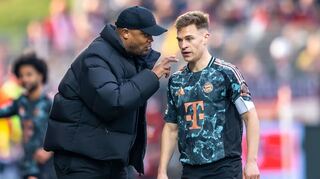Für Trainer Vincent Kompany (l) ist Joshua Kimmich während der Spiele ein zentraler Ansprechpartner.