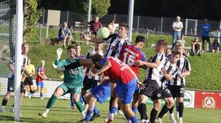 Voller Einsatz: Für den FSV Hollenbach sind beim Gastspiel in Mannheim die Grundtugenden des Fußballs gefragt.