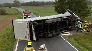 Ein umgekippter 40-Tonner-Sattelzug blockierte die L 506 am Donnerstag zwischen Impfingen und Werbach auf ihrer kompletten Breite.