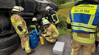 Einsatzkräfte der Feuerwehr mussten den Tank abpumpen.