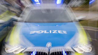 In Schwaigern im Landkreis Heilbronn hat ein Unbekannter mehrere Fahrzeuge durchsucht. Die Polizei hofft auf Hinweise von Zeugen. (Symbolbild)