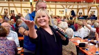 Sympathisch und jung geblieben: Gaby Baginsky bei ihrer Polonaise in der Tauber-Franken-Halle in Königshofen.