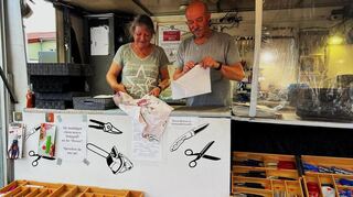 Messer- und Scherenschleifer Bernhard Rösch sowie Firmeninhaberin Monika Rösch unterziehen jedes Werkzeug sorgfältig einem Schärfetest.