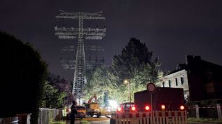 Reparaturarbeiten in Berlin an einem beschädigten Strommast. (Archivbild)
