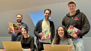 Mehmet Ekinci (von links), Elif Icli, Rainer Schulz, Milena Hildebrandt und Moritz Rogler sind glücklich, dass „Nei g'schaut“ gedruckt ist. Dilara Demirag ist nicht auf dem Bild.