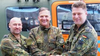 Die siebte Staffel des Transporthubschrauberregiments 30 hat einen neuen Kapitän. Im Rahmen eines Regimentsappells übergab Kommandeur Oberst Roger Kahle-Specht (Mitte) das Kommando von Oberstleutnant Martin G. (rechts) an den Nachfolger, Oberstleutnant Florian G.