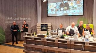 Jens Jaegle vom Restaurant/Hotel Prinz Carl und sein Beikoch Johannes Volk kochten live am Herd in der Halle und unterhielten so die über 300 Besucher der Veranstaltung. Das Moderatorengespann Christof Kieser und David Moll führte charmant, humorvoll und kenntnisreich durch den Abend.
