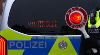 Bei einer Polizeikontrolle in Weibersbrunn wurden zwei Personen vorläufig festgenommen. (Symbolbild)
