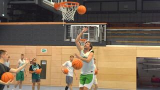 Christian Saur macht es im Training des TSV Buchen immer noch vor. Die Oberliga-Basketballer stehen vor dem Saisonstart.