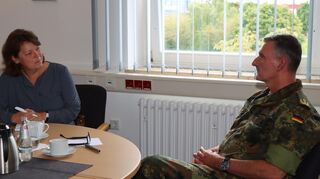 Im FN-Interview stellte sich Generalmajor Jörg See, Kommandeur der 10. Panzerdivision, in der Veitshöchheimer Balthasar-Neumann-Kaserne den Fragen von Redakteurin Diana Seufert.