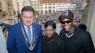 Braunschweigs Oberbürgermeister Thorsten Kornblum (l) will Dennis Schröder als Ehrenbürger vorschlagen.