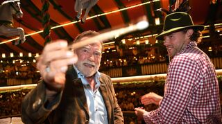 Frohgelaunt griff der «Terminator» im Marstall-Festzelt zum Taktstock.