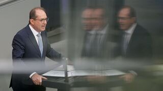 Zum Schutz gegen illegale Drohnenüberflüge plant Innenminister Alexander Dobrindt (CSU) eine Gesetzesreform. (Archivbild)
