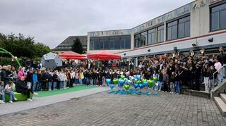 „Wir sind ein tolles Team!“ – und so war die Freude bei der ganzen Schulfamilie und allen an dem Projekt Beteiligten bei der Einweihung des neu gestalteten Pausenhofs groß.