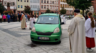 Die Segnung der Verkehrsteilnehmer mit ihren Fahrzeugen erfolgte traditionell am Samstag im Rahmen des Liobafests auf dem Tauberbischofsheimer Marktplatz.