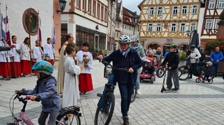 Lang war auch die Reihe der Radfahrerinnen und Radfahrer sowie Fußgänger jeden Alters, die sich segnen ließen.