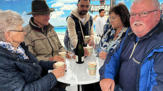 Viel Vergnügen hatten die Teilnehmenden beim ersten Sektfrühstück im Riesenrad am Samstag auf der Königshöfer Messe. Auf dem Bild serviert Inhaber Marco Scheidacher den Gästen in einer Panoramagondel „Rebgut“-Sekt und Kaffee.