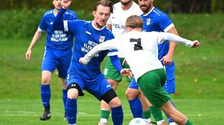 Eintracht Walldürn (in Blau) um Spielertrainer Mario Turra (rechts) bezwang in der Kreisklasse A Buchen auch den TSV Buchen II und ist nun bereit fürs Spitzenspiel am kommenden Wochenende.