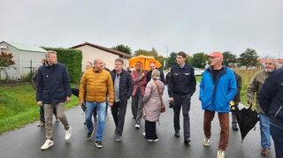 Beim „Rathaus vor Ort“ informierte sich die Verwaltungsspitze um OB Markus Herrera Torrez (links) unter anderem bei dem Stadtteilbeiratsvorsitzenden Walter Ploch (Zweiter von rechts) über die aktuellen Themen.