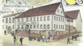 Das Gasthaus „Löwen“in Walldürn um 1900. Hinter den heute noch vorhandenen drei Fensterattrappen (links über dem Torbogen) war der Löwensaal.