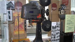 So sieht ein Filmprojekter aus den 1920-er Jahren aus.