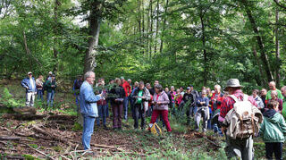 Einblicke in die Geschichte erhielten viele Interessierte bei der Wanderung mit Dr. Peter Rückert ins "Himmelreich".