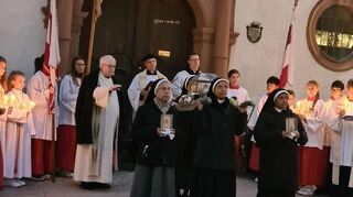Bei der feierlichen Lichterprozession wurden die Reliquien der Hl. Lioba von den Anbetungsschwestern durch die Stadt von St. Martin zur Bonifatiuskirche getragen.