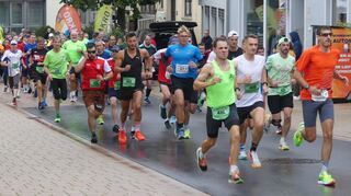 Schon beim Start waren die Favoriten der beiden Laufstrecken an der Spitze des Hauptlaufes zu finden.