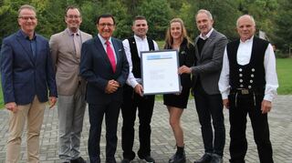 Kreishandwerksmeister Timo Szabo (Zweiter von rechts) überreichte die Ehrenurkunde der Handwerkskammer Heibronn-Franken an Holger und Anna-Lena Walzenbach (Vierter und Dritte von rechts). Mit ihnen freuen sich Bürgermeister Ralf Dörr, der Erste Landesbeamte Florian Busch, Landtagsvizepräsident Dr. Wolfgang Reinhart und Seniorchef Günter Walzenbach (von links).