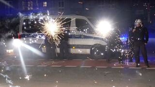 Angriffe zu Silvester auf Beamte sorgen für Schlagzeilen - doch viele werden auch Opfer von Online-Beleidigungen.