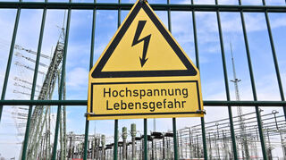 Ein Unbekannter ist am Wochenende in den Hochspannungsbereich des Wasserkraftwerks Goßmannsdorf bei Bütthard im Kreis Ochsenfurt eingedrungen und hat sich großer Gefahr ausgesetzt. Die Polizei sucht Zeugen. (Symbolbild)