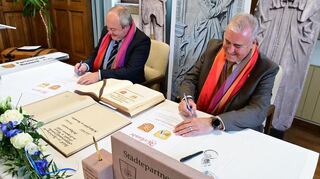 Mit der Unterzeichnung der Partnerschaftsurkunden durch die beiden Bürgermeister Sven Nickel (links) und Joachim Markert wurde das Jahrhunderte alte Band zwischen Rieneck und Grünsfeld erneuert.