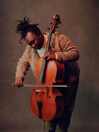 Der südafrikanische Cellist Abel Selaocoe ist am 8. November erneut zu Gast in Weikersheim. Sein Debüt in der vergangenen Spielzeit gehörte zu den Höhepunkten in der Geschichte der Tauberphilharmonie.