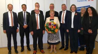 Gebhard Ackermann (Fünfter von rechts) war 39 Jahre lang Mitglied im Aufsichtsrat der Volksbank Franken. Er wurde bei der Vertreterversammlung verabschiedet.