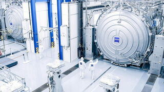 Hochpräzise Technologie aus Jena: Carl Zeiss arbeitet hier mit Vakuumkammern.