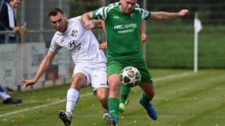 Richtig dagegenhalten wird der TSV Oberwittstadt (in Grün, hier im Spiel gegen den FV Mosbach) auch gegen den TSV Tauberbischofsheim.