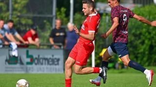 Erstmals die Nase vorne haben will der VfR Gommersdorf (in Rot Rouven Schmidt) in dieser Saison mit einem Heimsieg gegen den FC Astoria Walldorf II.