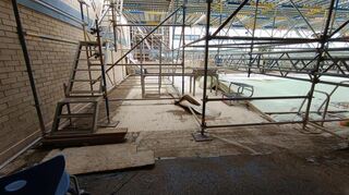 Blick in die Schwimmhalle: Das weitläufige Gerüst dient den Arbeiten im Deckenbereich.