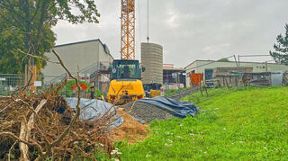 Von außen sieht man wenig von der Sanierung des Hallenbads in Weikersheim: Der Großteil der Arbeiten findet im Inneren des Schulkomplexes statt.