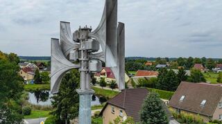 Eine Sirene ist über den Hausdächern soll die Bevölkerung warnen.