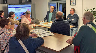 Die Teilnehmer des Digital-Abends beim Besuch des Newsrooms der Redaktion. Chefredakteur Fabian Greulich und Reporterchef Michael Fürst informierten über den Arbeitsalltag und die Abläufe bei der Bespielung der verschiedenen Medienkanäle.