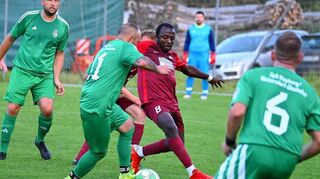 Die SpG Rippberg/Wettersdorf-Glashofen (in den grünen Trikots, links Spielertrainer Jürgen Kilitschwawiy) ist heiß auf das Duell mit "der Hauptstadt".