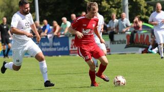 Die Defensive deutlich stabilisieren muss der VfR Gommersdorf II (in Rot) im Heimspiel gegen das Kreisliga-Topteam SpG Schloßau/Donebach (hier eine Spielszene aus der vorigen Saison).